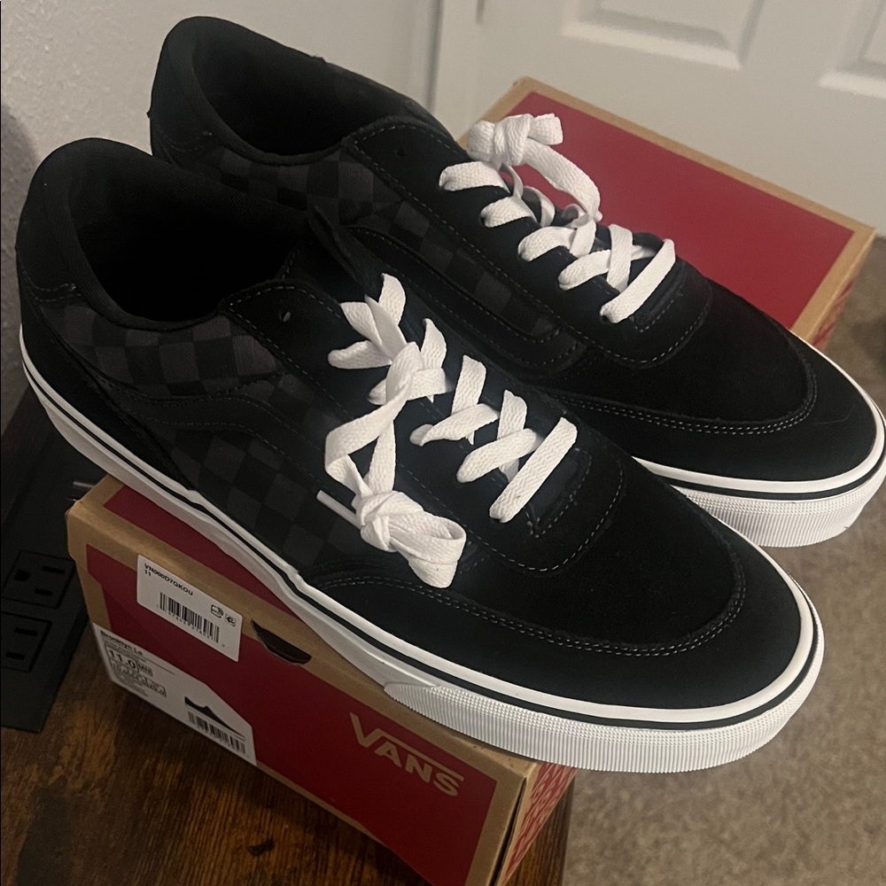 Vans Brooklyn Ls Black Canvas Athletic Shoes size 11! BRAND NEW, Never used!